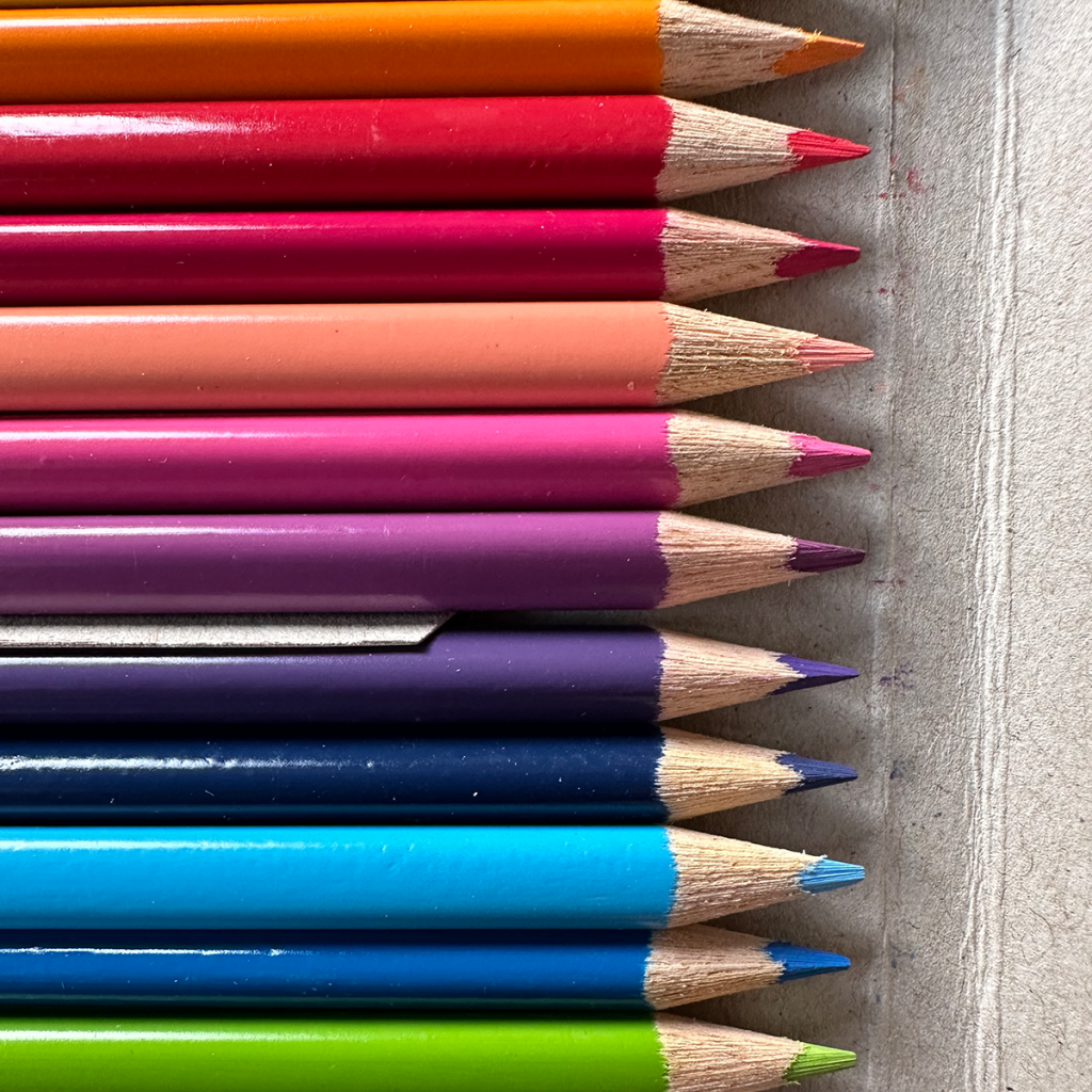 Buntstifte in unterschiedlichen Farben, in einer Reihe untereinander